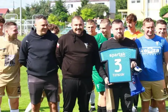 Krystian Tomasik żegna się z boiskami Spartaka Deszczno po 17 latach