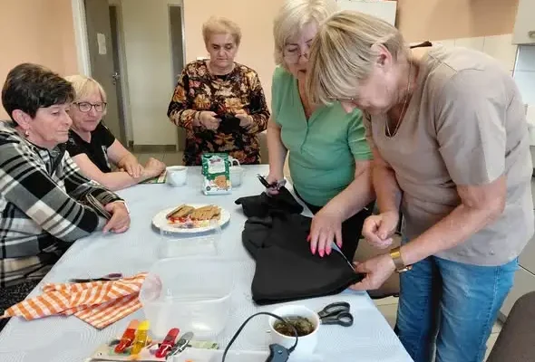 Seniorki rozwijają pasje na warsztatach krawieckich