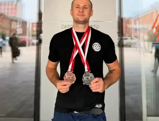Marek Szczepański z dwoma medalami Mistrzostw Polski Służb Mundurowych w kickboxingu