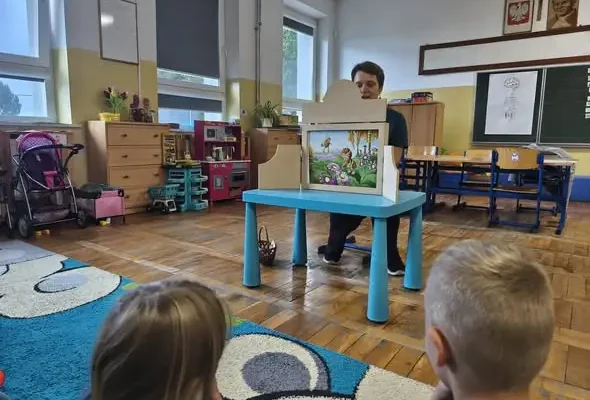 Jesienny teatrzyk Kamishibai w przedszkolu w Lubczynie – powrót akcji „Cała Polska czyta dzieciom”