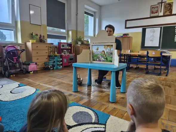 Jesienny teatrzyk Kamishibai w przedszkolu w Lubczynie – powrót akcji „Cała Polska czyta dzieciom”