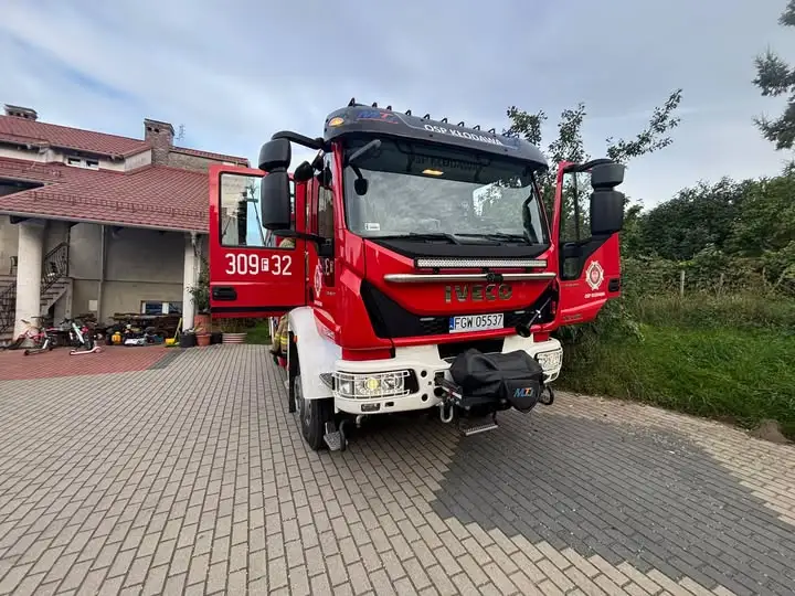 Interwencje OSP Kłodawa: gniazdo os w Chwalęcach i poszukiwania zaginionej osoby