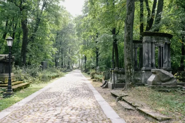 Wyremontowano alejki na cmentarzu w Różankach