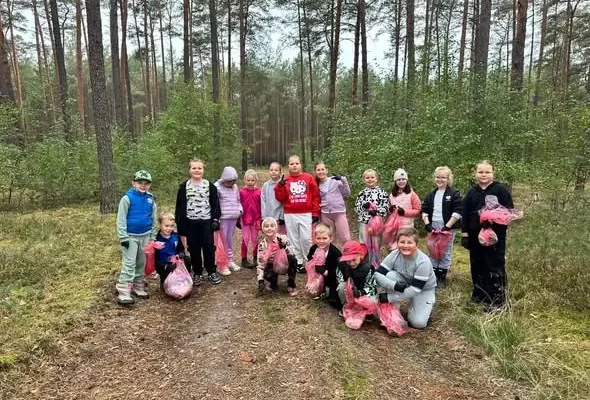 Uczniowie klasy 2c posprzątali okolicę i zakończyli dzień przy ognisku