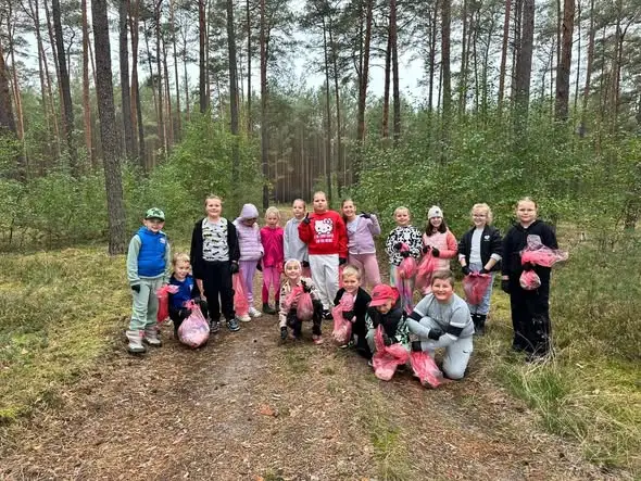 Uczniowie klasy 2c posprzątali okolicę i zakończyli dzień przy ognisku