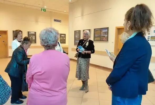 Seniorzy z Baczyna odkrywali świat sztuki i literatury w gorzowskiej bibliotece