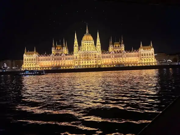 Uczniowie z Gorzowa na praktykach w Budapeszcie: chemia, eksperymenty i nocny rejs po Dunaju