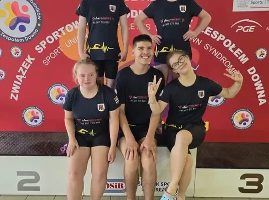 Uczniowie szkoły specjalnej przywieźli worek medali z ogólnopolskich zawodów pływackich w Piotrkowie Trybunalskim