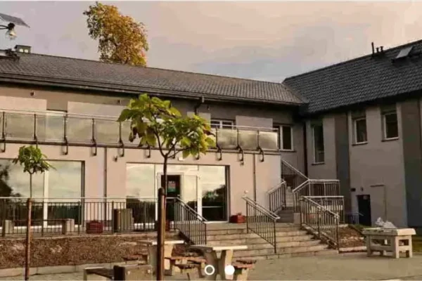 Remont w bibliotece w Bogdańcu – wejście tylko od tyłu budynku