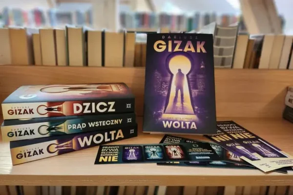 Kryminały Dariusza Gizaka trafiły do bibliotek w Lipkach Wielkich i Santoku