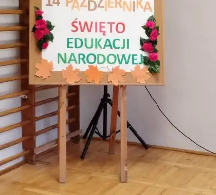 Dzień Edukacji Narodowej w szkole – apel, podziękowania i humorystyczna niespodzianka