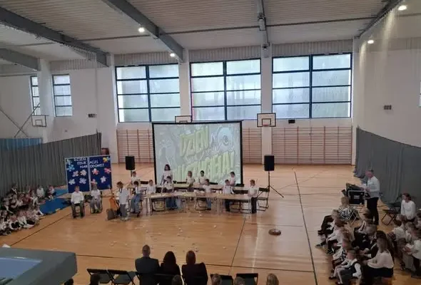 Dzień Edukacji Narodowej w szkole – apel, nagrody i czerwone róże