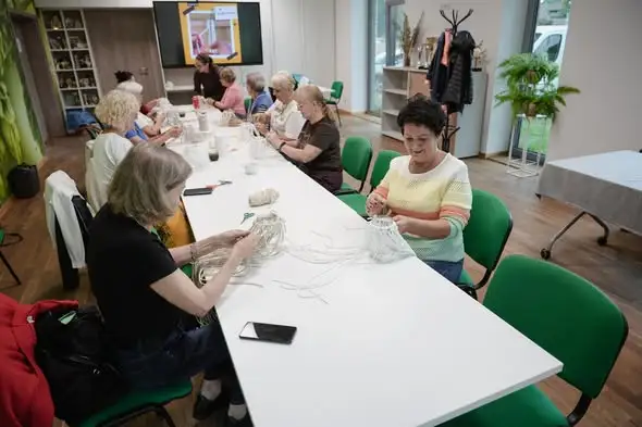Makrama w Akademii Dojrzałości w Witnicy – własnoręczne lampiony ze słoików
