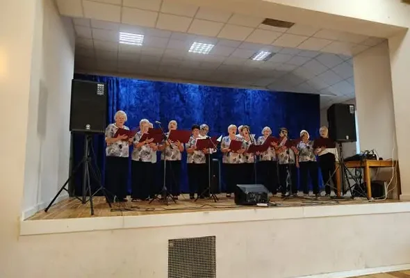 Seniorzy z Lubiszyna podsumowują jesień: śpiew, strażackie szkolenia i kino