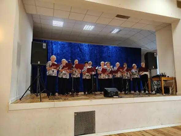 Seniorzy z Lubiszyna podsumowują jesień: śpiew, strażackie szkolenia i kino