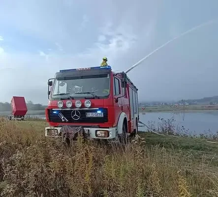 Strażacy z powiatu jasielskiego ćwiczyli obronę wału i gaszenie pożaru promu