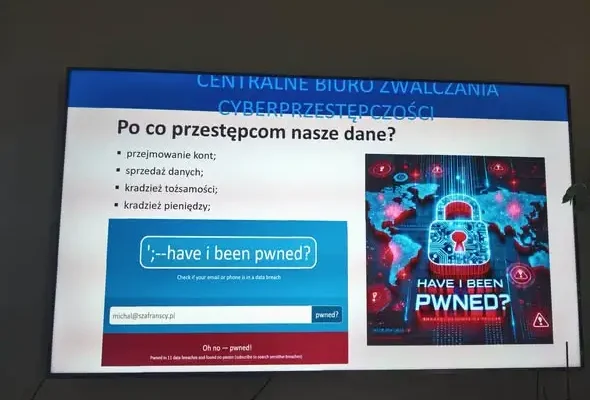 Policjantka z CBZC uczyła seniorów, jak nie dać się oszukać w sieci