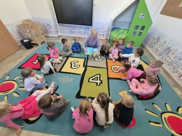 Jesienna akcja czytania w gminnych przedszkolach – książki uczą i bawią