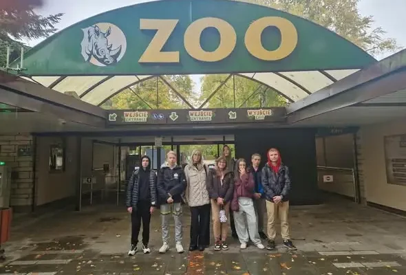 Uczniowie z klas 8a, 8c, 7c i 6a odkrywali świat zwierząt w poznańskim zoo