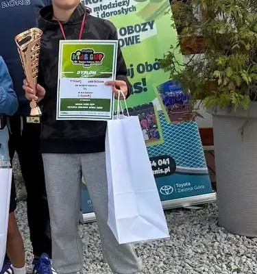 Mikołaj z klasy 4a wygrywa turniej tenisa ziemnego w Szczecinie