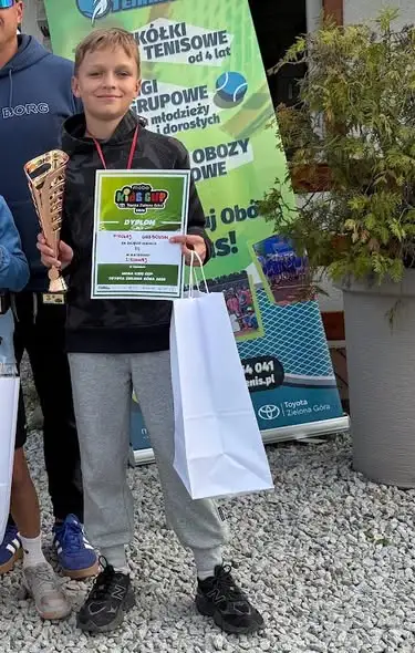 Mikołaj z klasy 4a wygrywa turniej tenisa ziemnego w Szczecinie