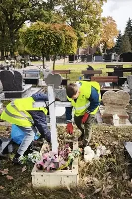 Kostrzyńscy uczniowie zaopiekują się zapomnianymi grobami