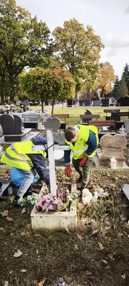 Kostrzyńscy uczniowie zaopiekują się zapomnianymi grobami