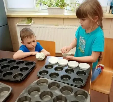 Mali cukiernicy z Wojcieszyc upiekli babeczki w świetlicy wiejskiej