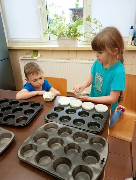 Mali cukiernicy z Wojcieszyc upiekli babeczki w świetlicy wiejskiej