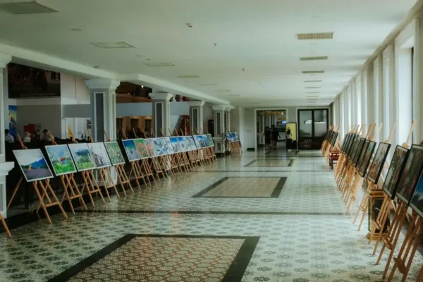 Wernisaż wystawy malarstwa Bogumiły Drivdal w Bibliotece w Deszcznie